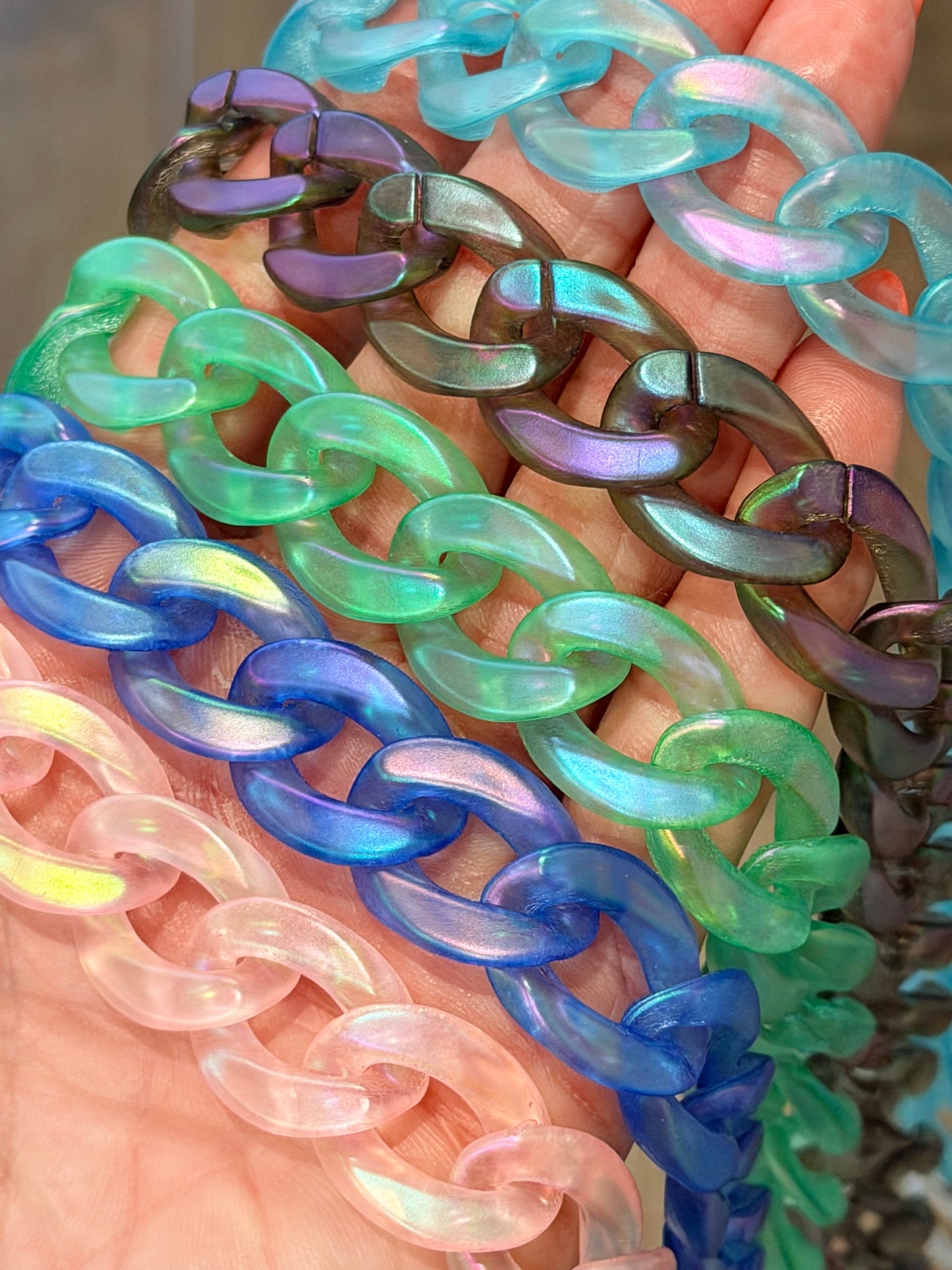 9” Iridescent Hat Chain